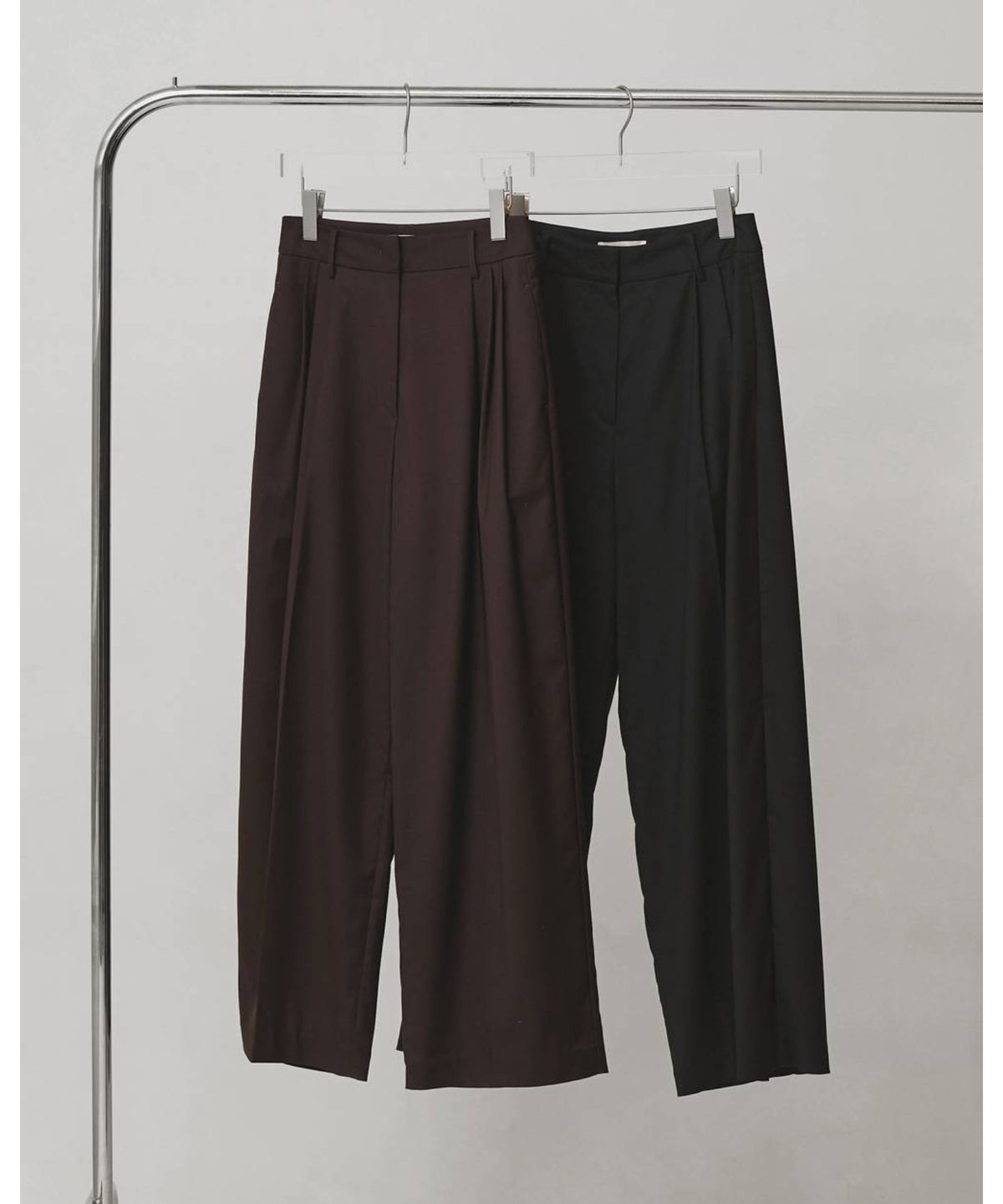 Lightweight Tuck Trousers
