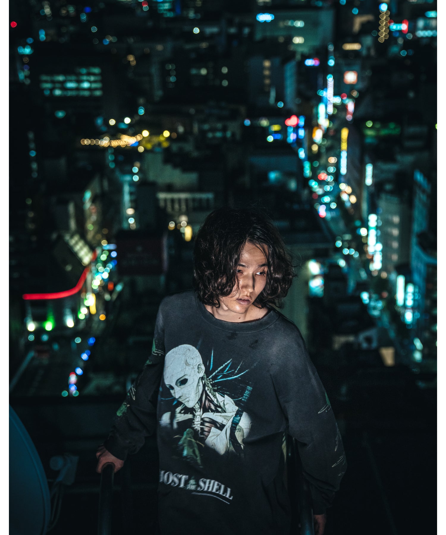 SAINT Mxxxxxx公式による攻殻機動隊コラボ長袖TEEシャツのLOOK・正面俯瞰バストアップ
