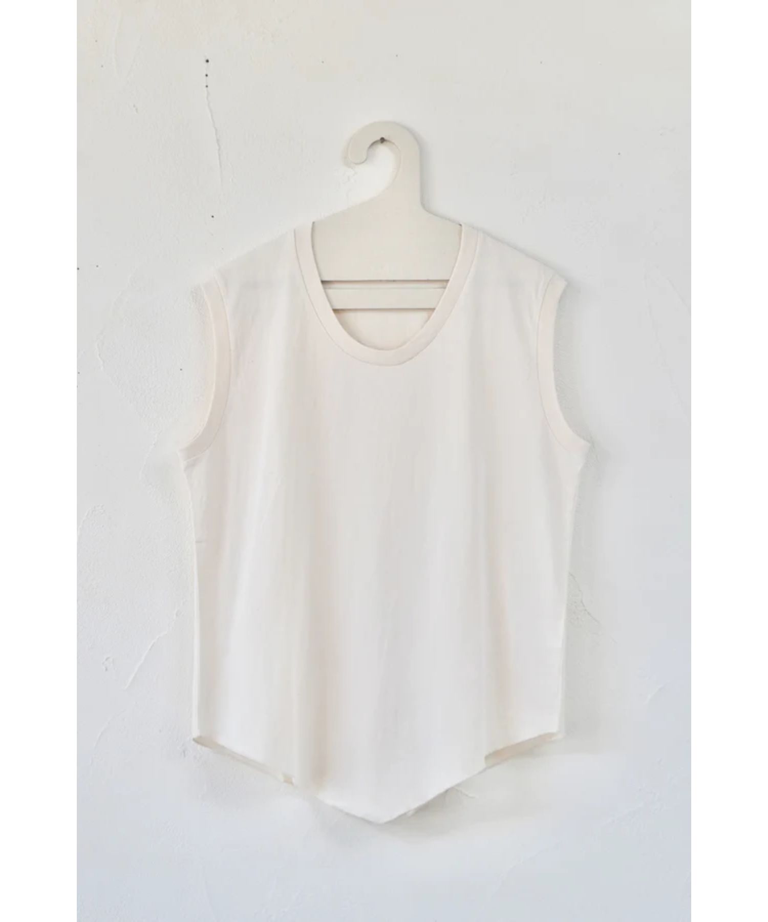 PLAIN SLEEVELESS TEE