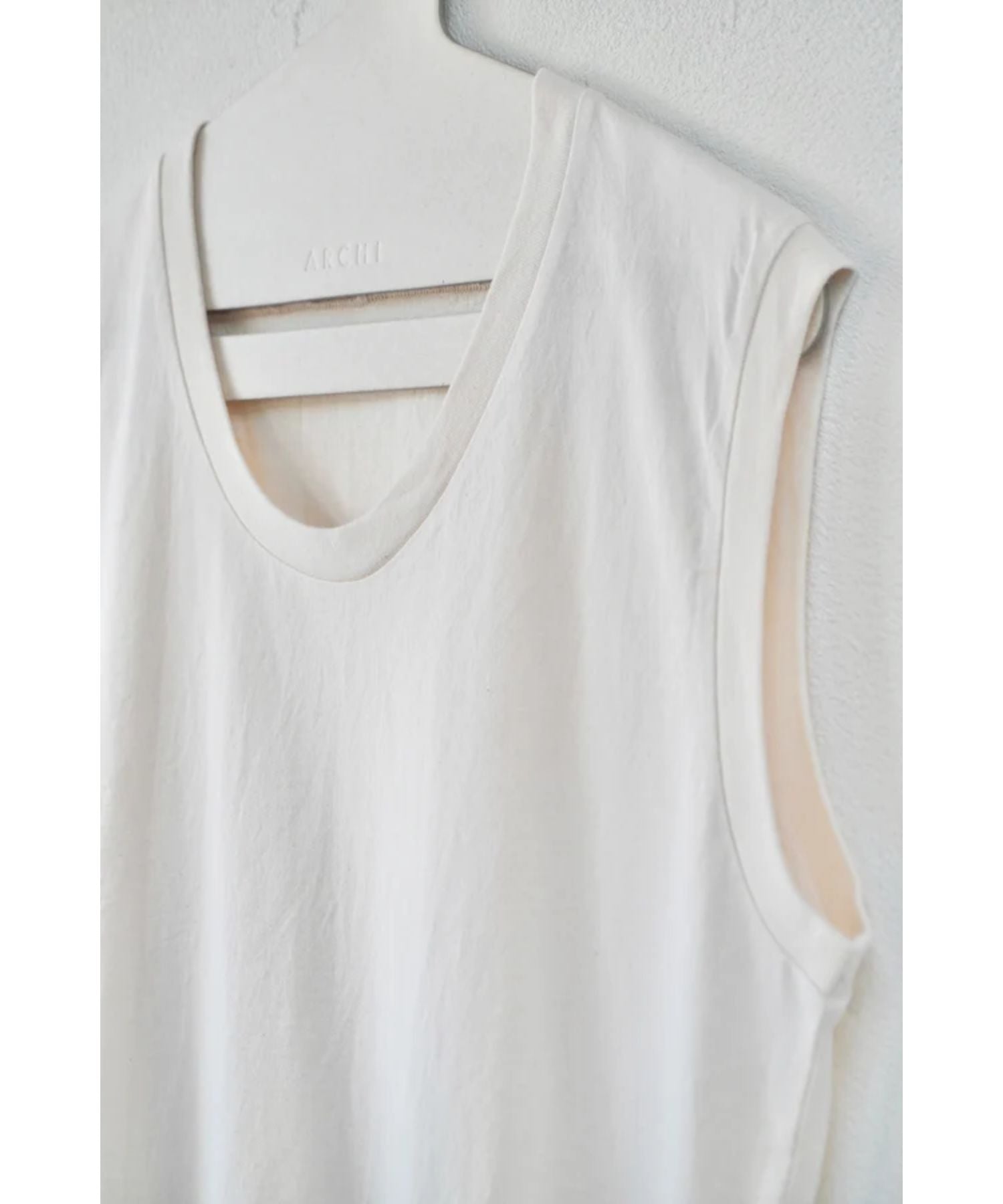 PLAIN SLEEVELESS TEE