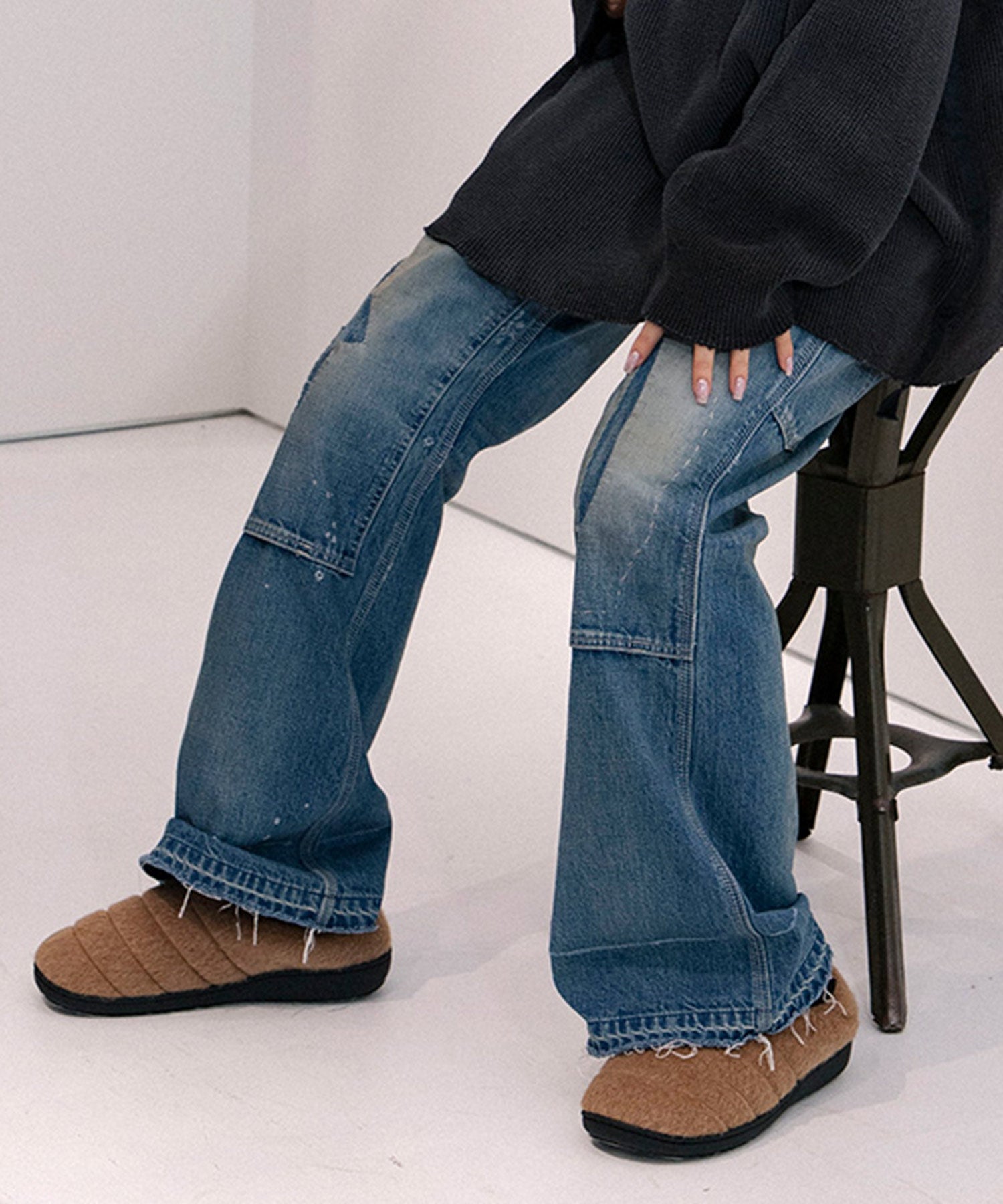 WhiteMountaineering × SUBUのコラボレーションシューズ。WOOL 'PACKABLE'の茶色の着用画像。