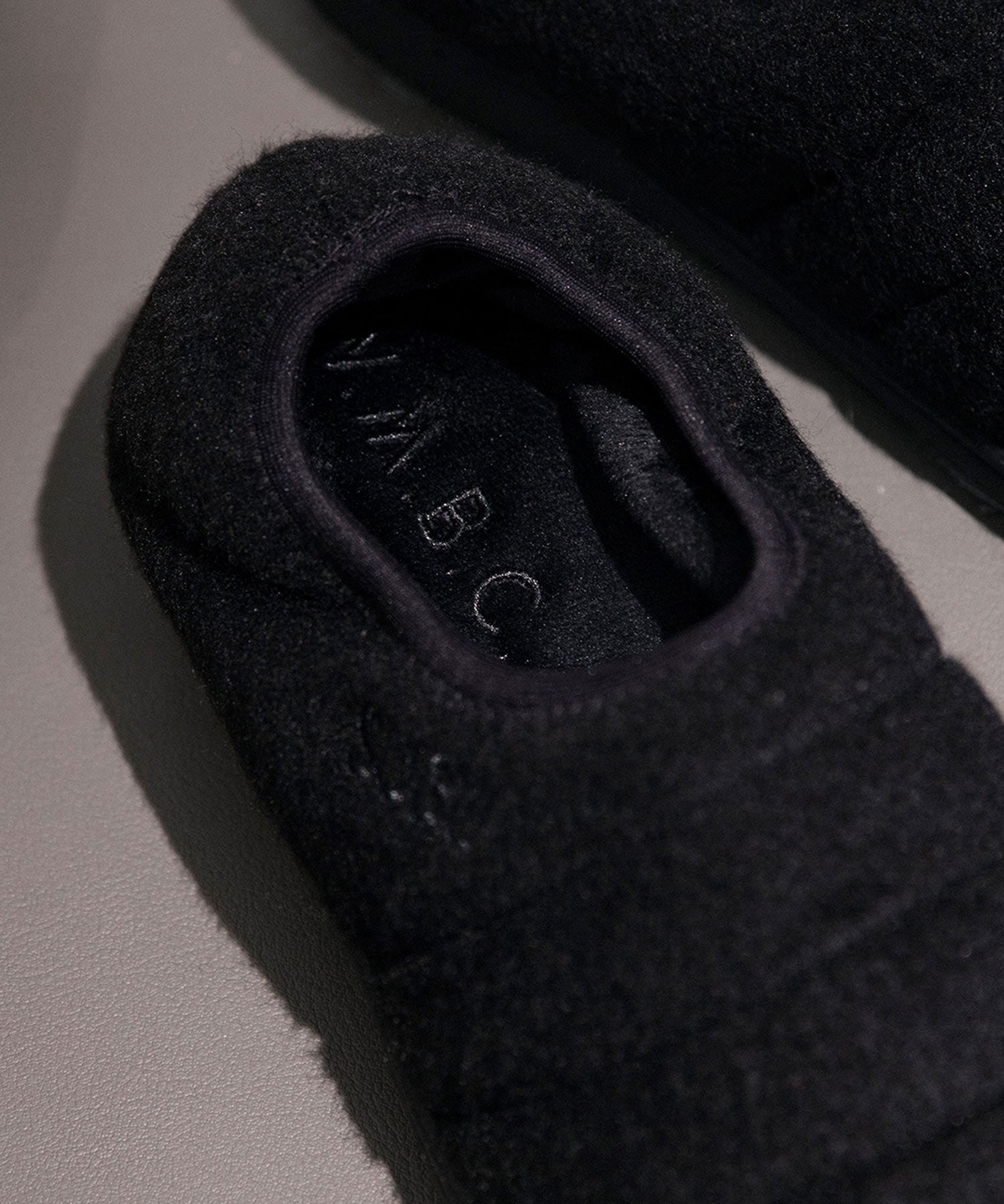 WhiteMountaineering × SUBUのコラボレーションシューズ。WOOL 'PACKABLE'の黒をインソール部分を撮影。