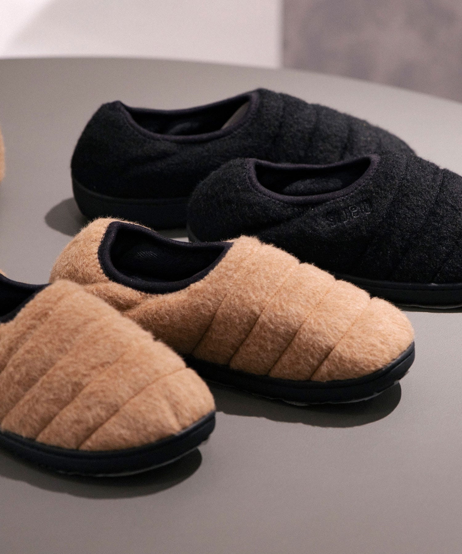 WhiteMountaineering × SUBUのコラボレーションシューズ。WOOL 'PACKABLE'の茶色と黒を横から撮影。