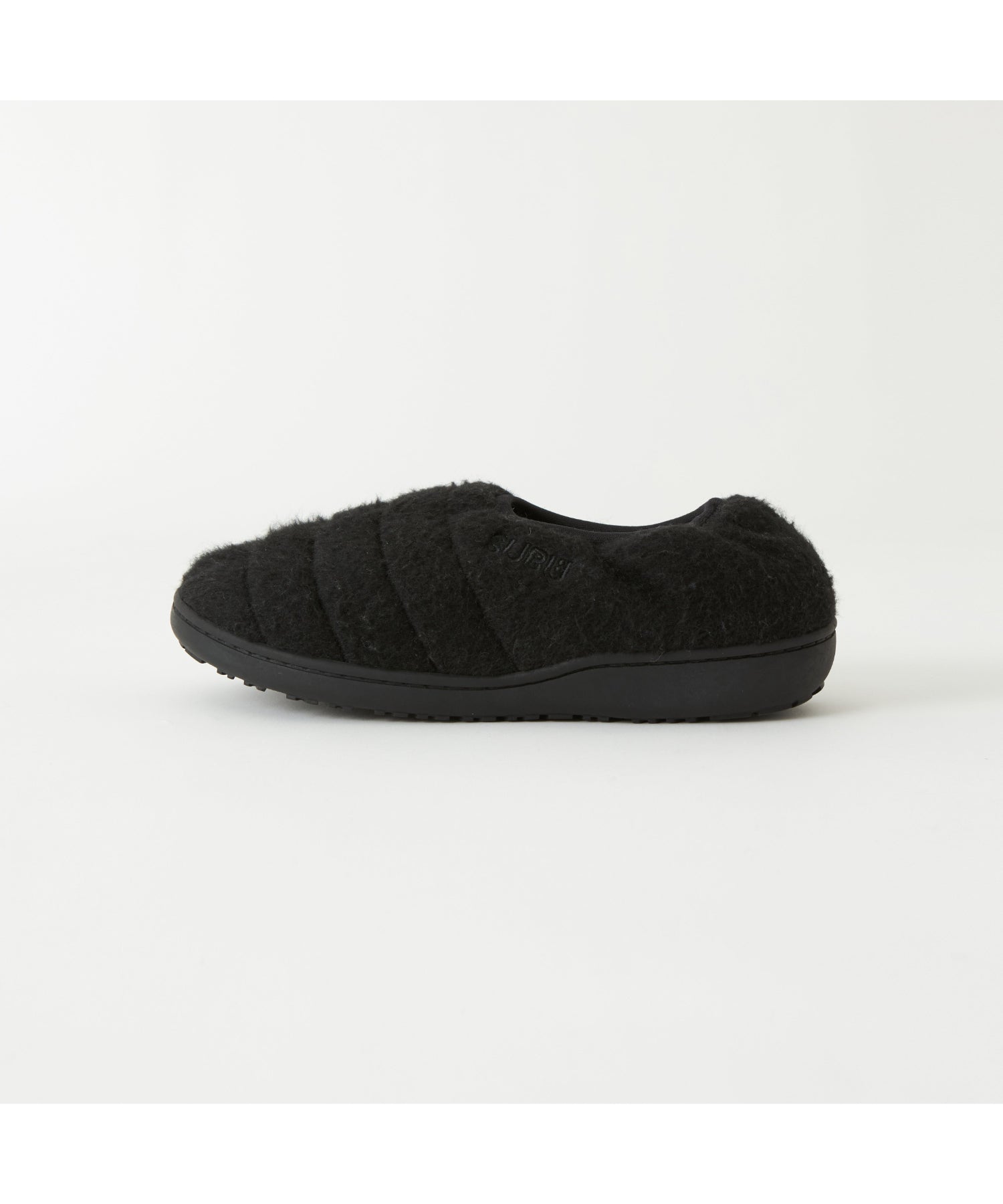 WhiteMountaineering × SUBUのコラボレーションシューズ。WOOL 'PACKABLE'の黒を側面から撮影。