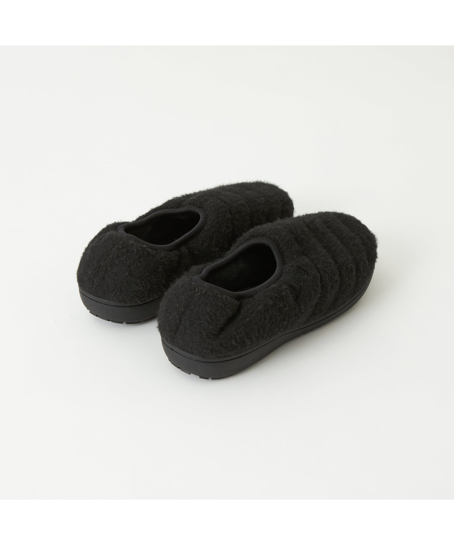 WhiteMountaineering × SUBUのコラボレーションシューズ。WOOL 'PACKABLE'の黒、斜め後ろからの全体像。