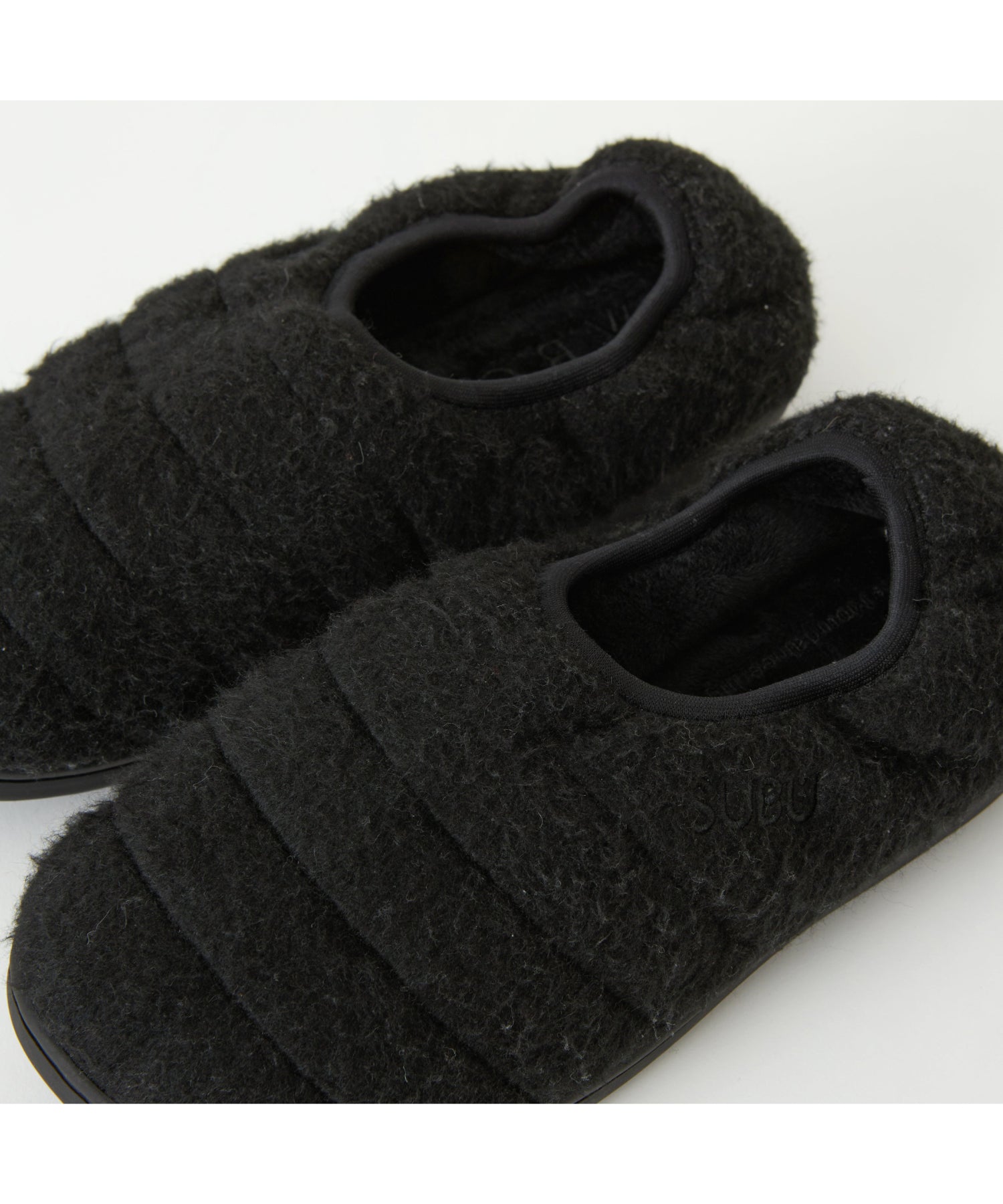 WhiteMountaineering × SUBUのコラボレーションシューズ。WOOL 'PACKABLE'の黒を上から近影。