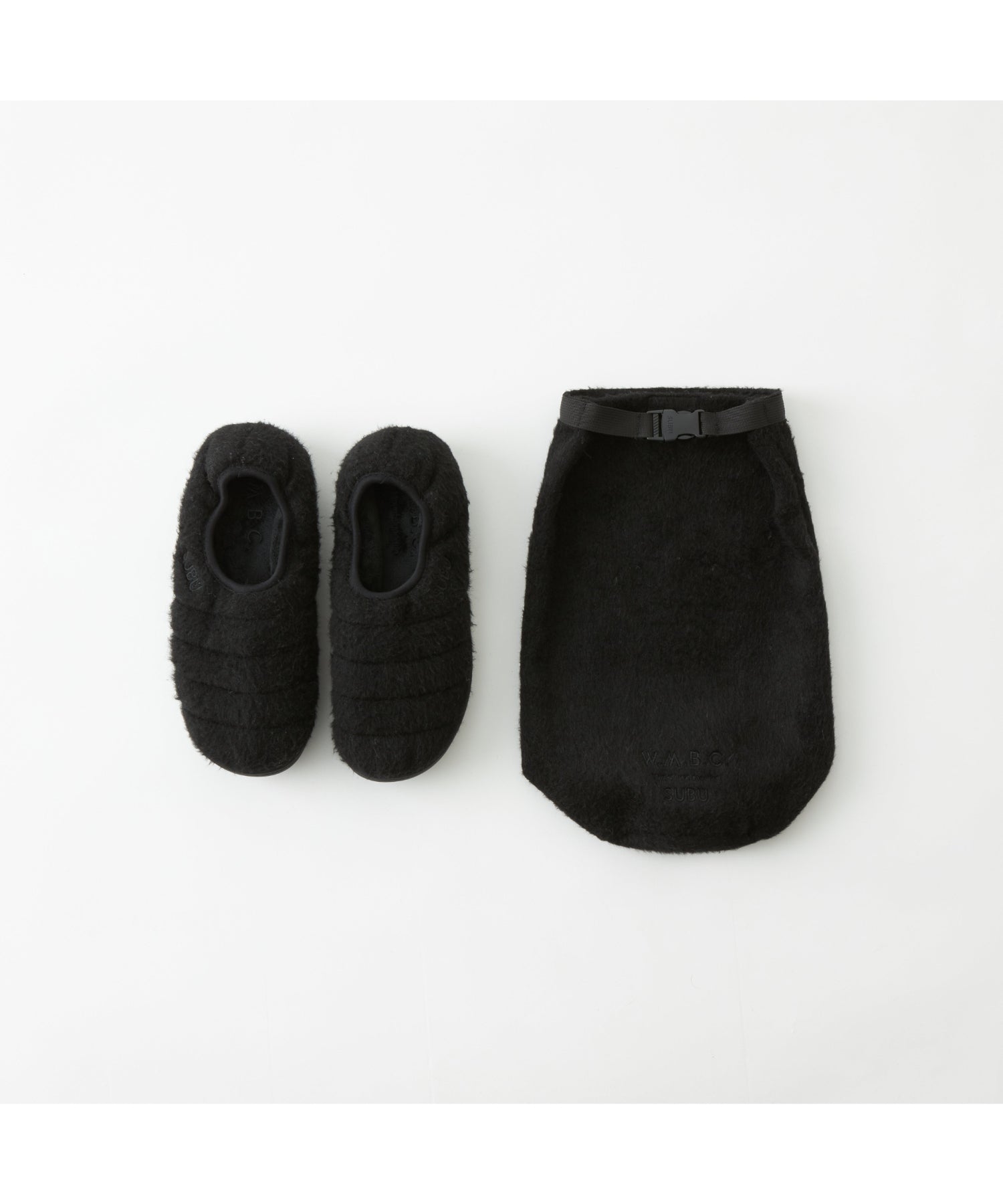 WhiteMountaineering × SUBUのコラボレーションシューズ。WOOL 'PACKABLE'の黒を付携帯用の袋とともに上から撮影。