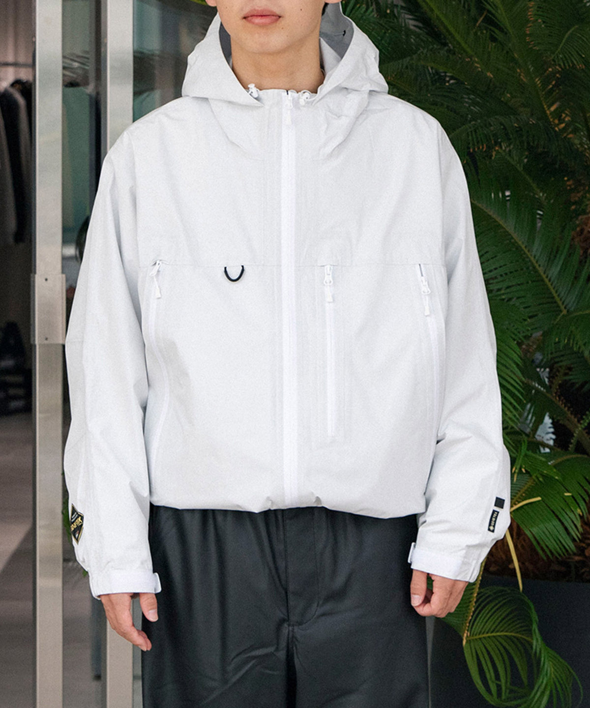 ホワイトのシェルジャケットを着た男性