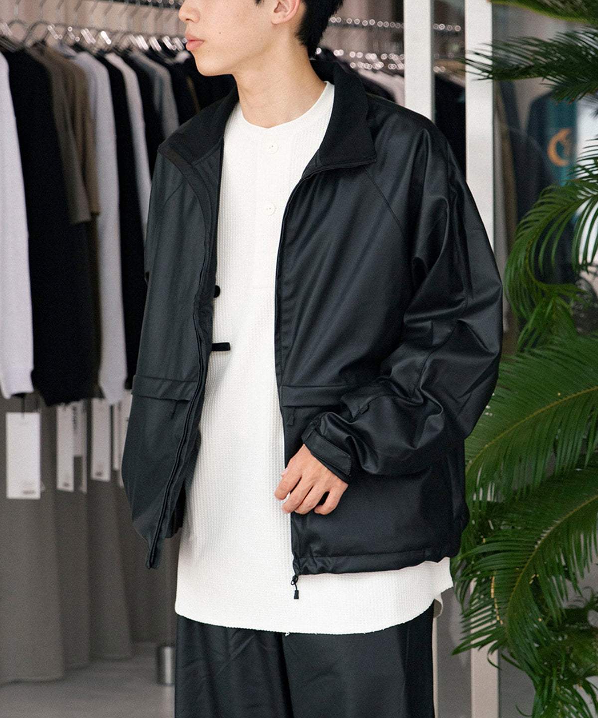 黒いウィンドブレーカージャケットを着た男性