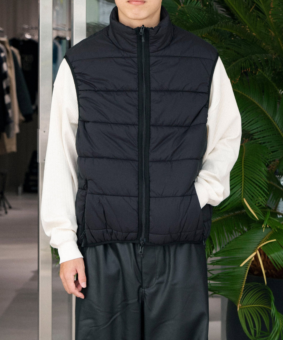 黒い中綿ダウンベストを来た男性