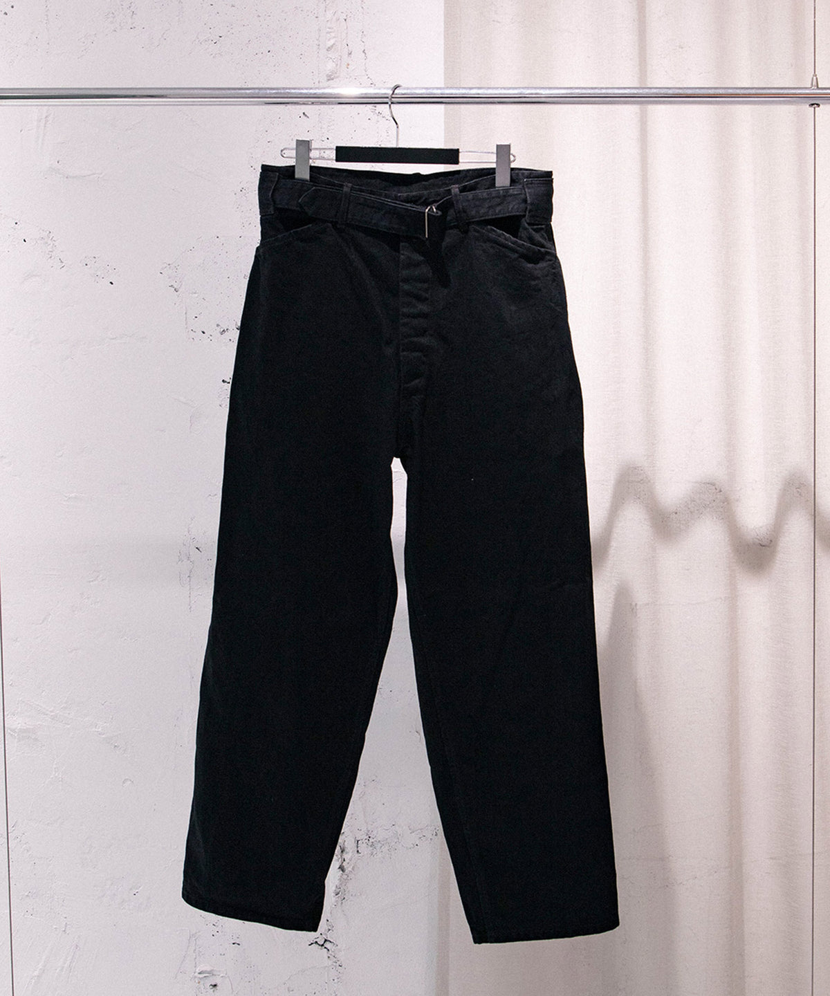 ブラックデニム ベルテッドパンツ