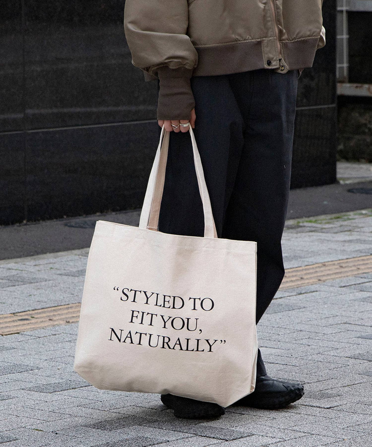 PRINTED GRAPHIC TOTE L "STYLED TO FIT YOU, NATURALLY"
