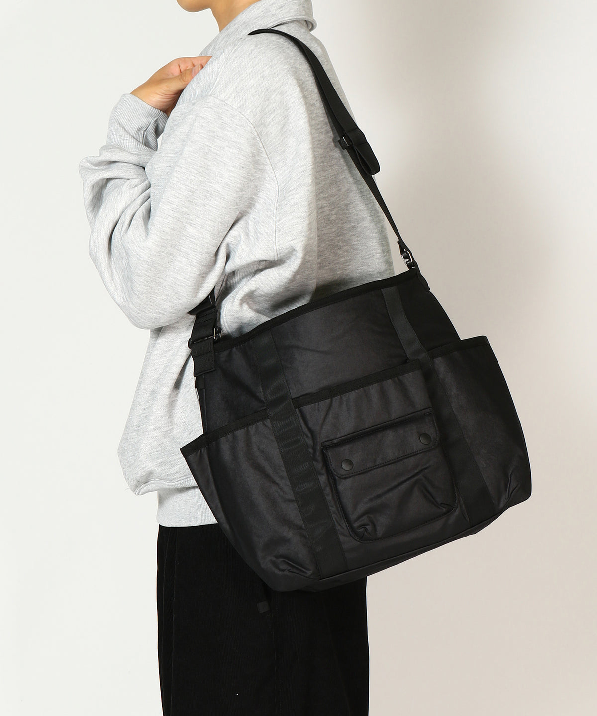 TECH REVERSIBLE ONE SHOULDER BAG