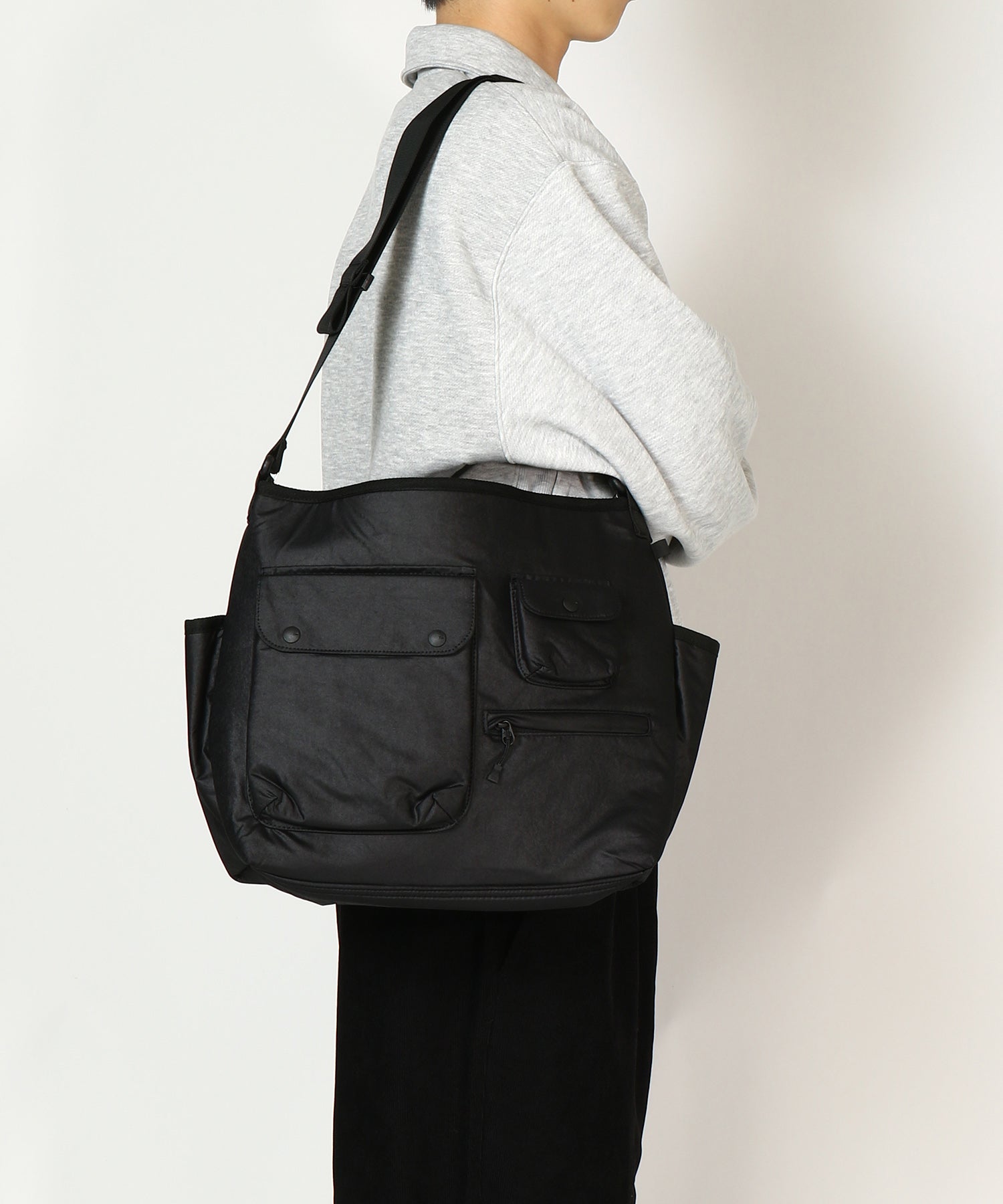 TECH REVERSIBLE ONE SHOULDER BAG