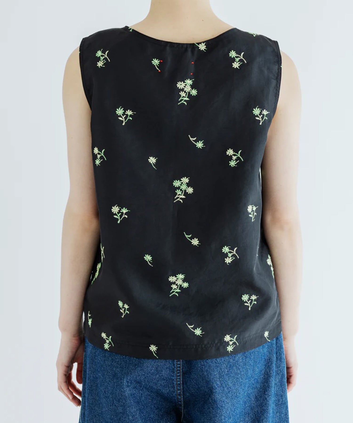 FLOWER EMBROIDERY SLEEVELESS BLOUSE