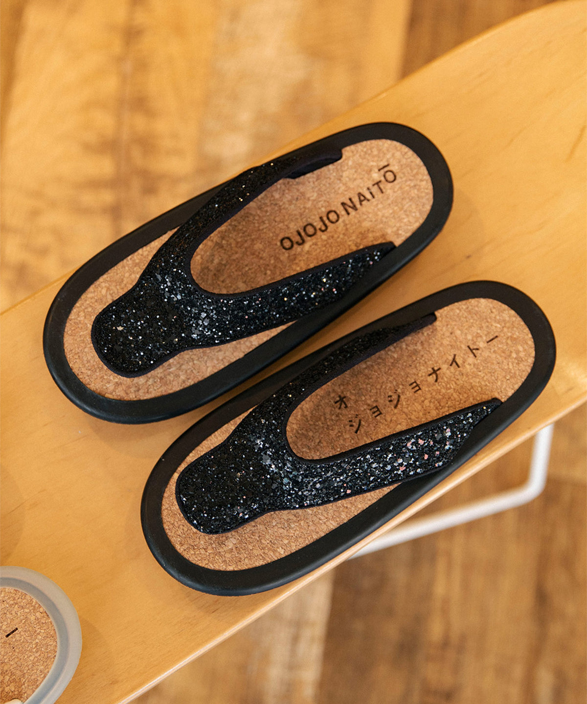 OJOJO 01 / GLITTER BLACK / CORK_LOGO