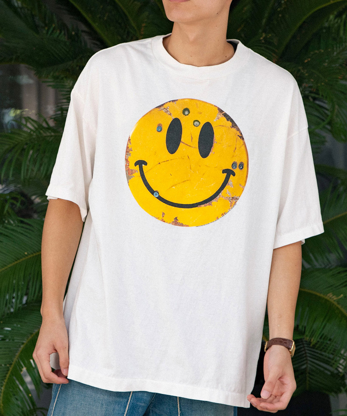 白いTシャツを着た男性