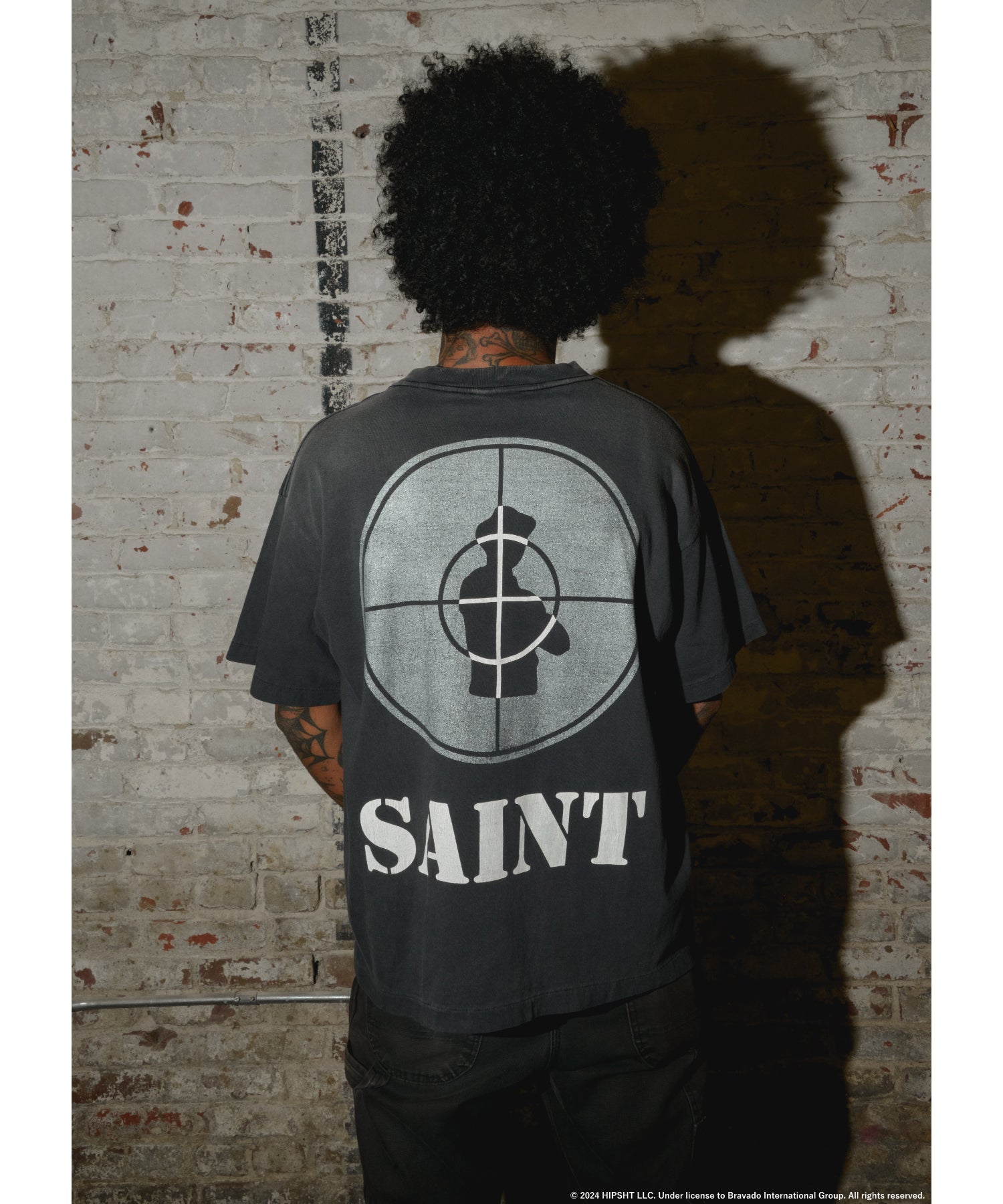 SAINT MXXXXXX公式による「PE_SS TEE / SNT ENEMY」のLOOK・背面