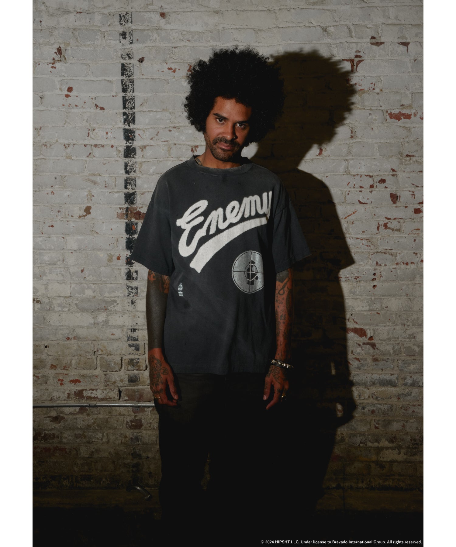 SAINT MXXXXXX公式による「PE_SS TEE / SNT ENEMY」のLOOK・正面
