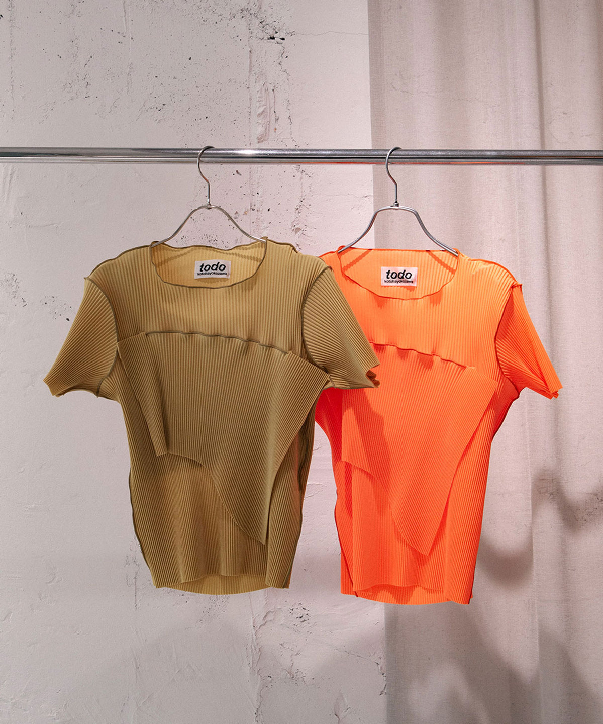 PEEPHOLE-BACK SHORT SLEEVE TOP