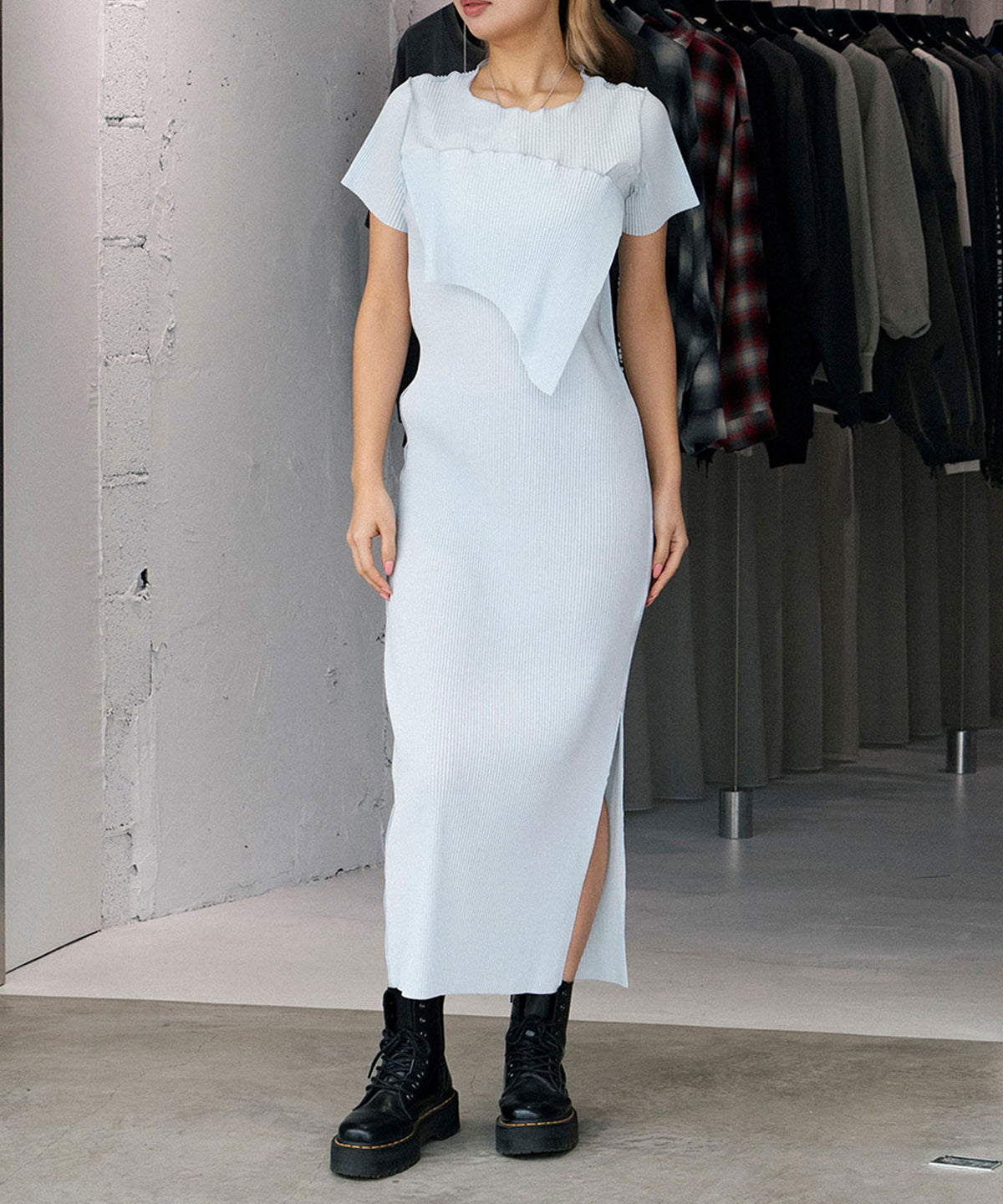 PEEPHOLE-BACK SHORT SLEEVE DRESS