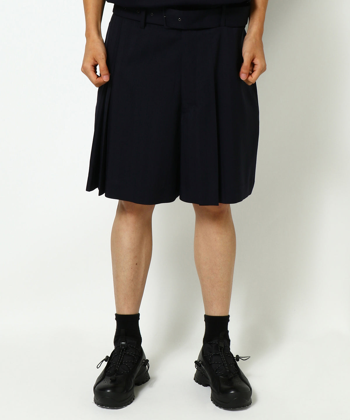 PLEATED WOOL SHORTS