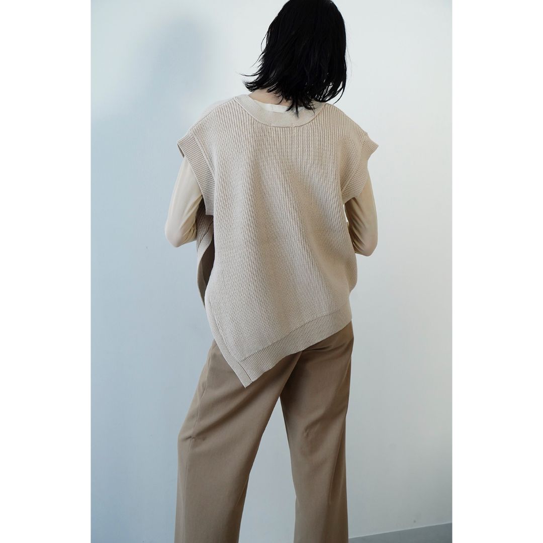 W Face Asymmetry Knit Vest