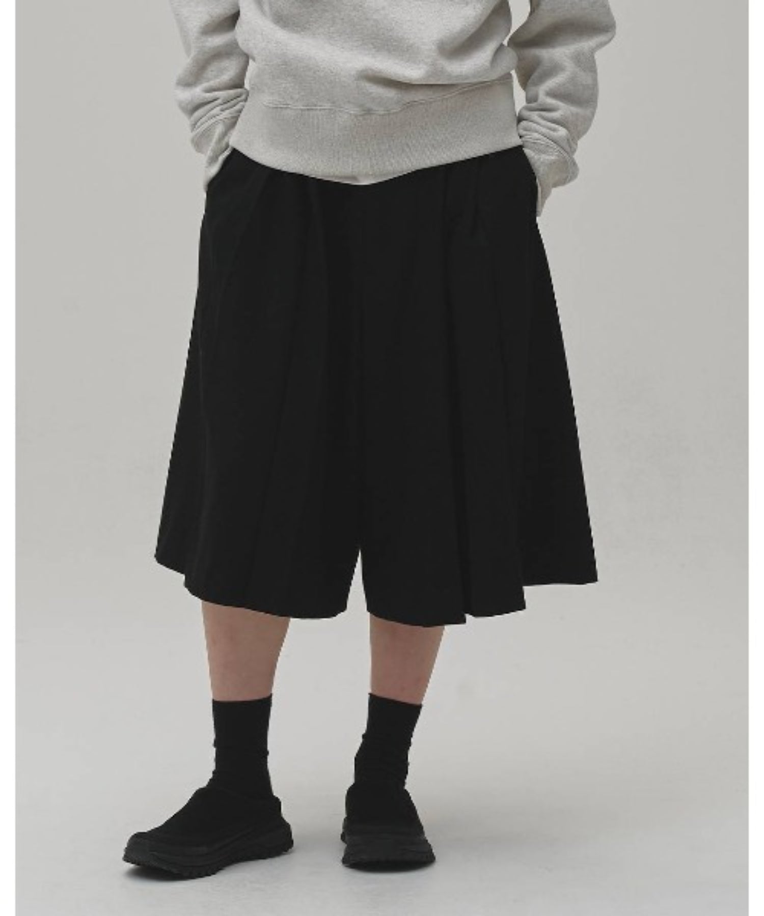 Pleats Bermuda Pants