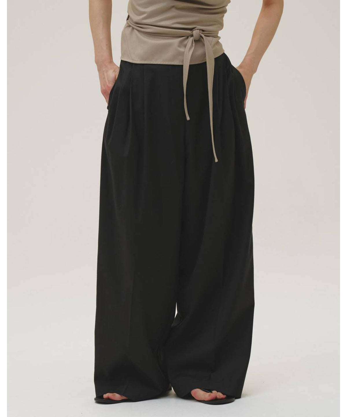 Lightweight Tuck Trousers