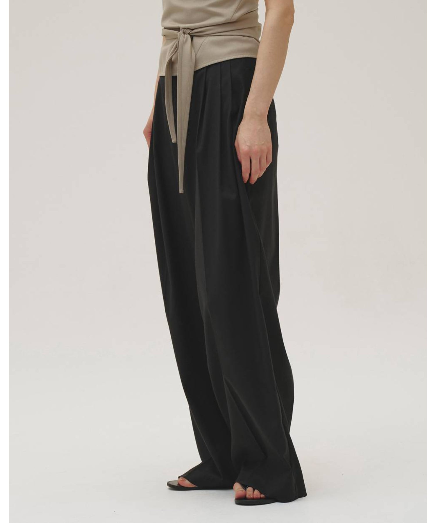 Lightweight Tuck Trousers