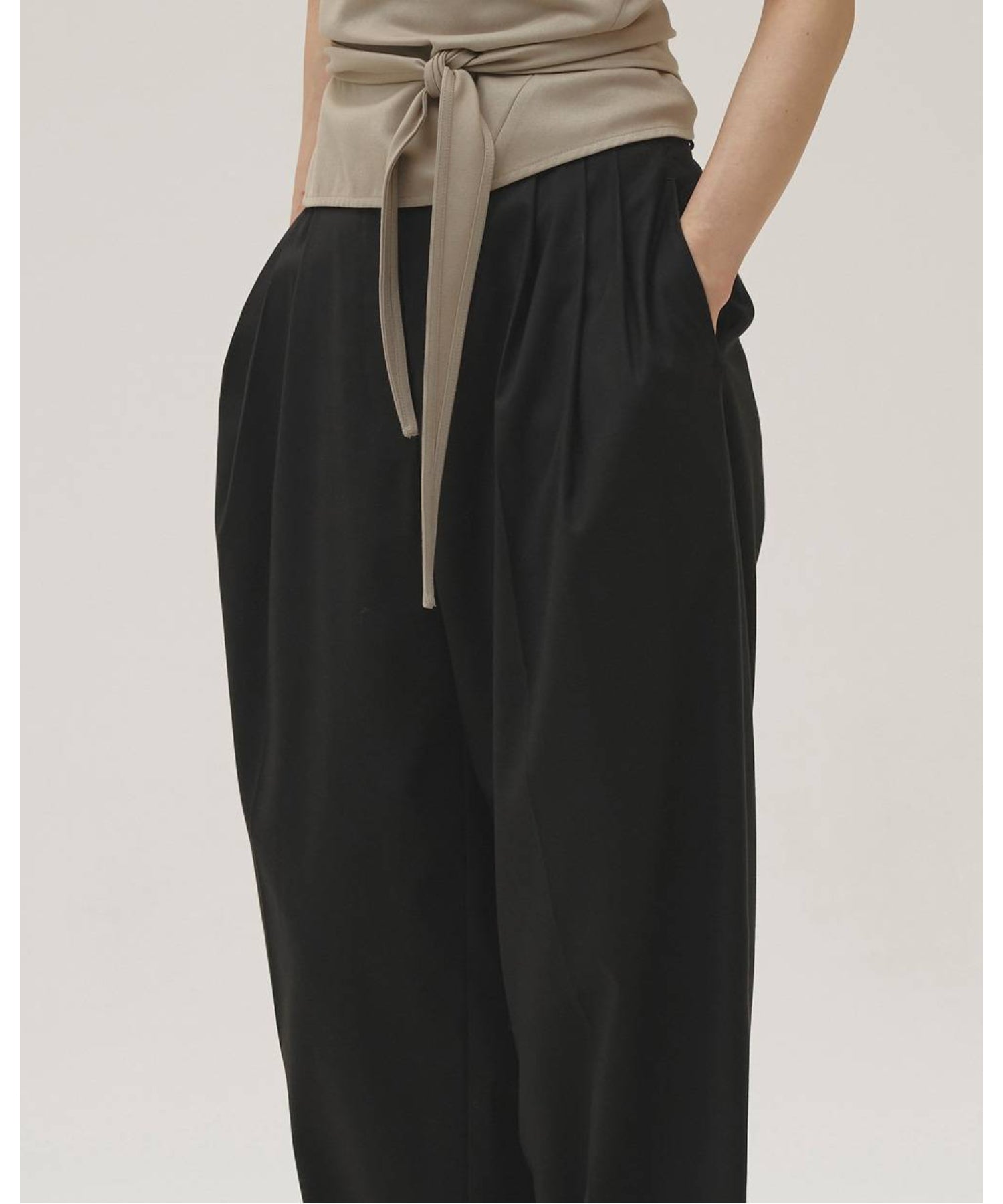 Lightweight Tuck Trousers