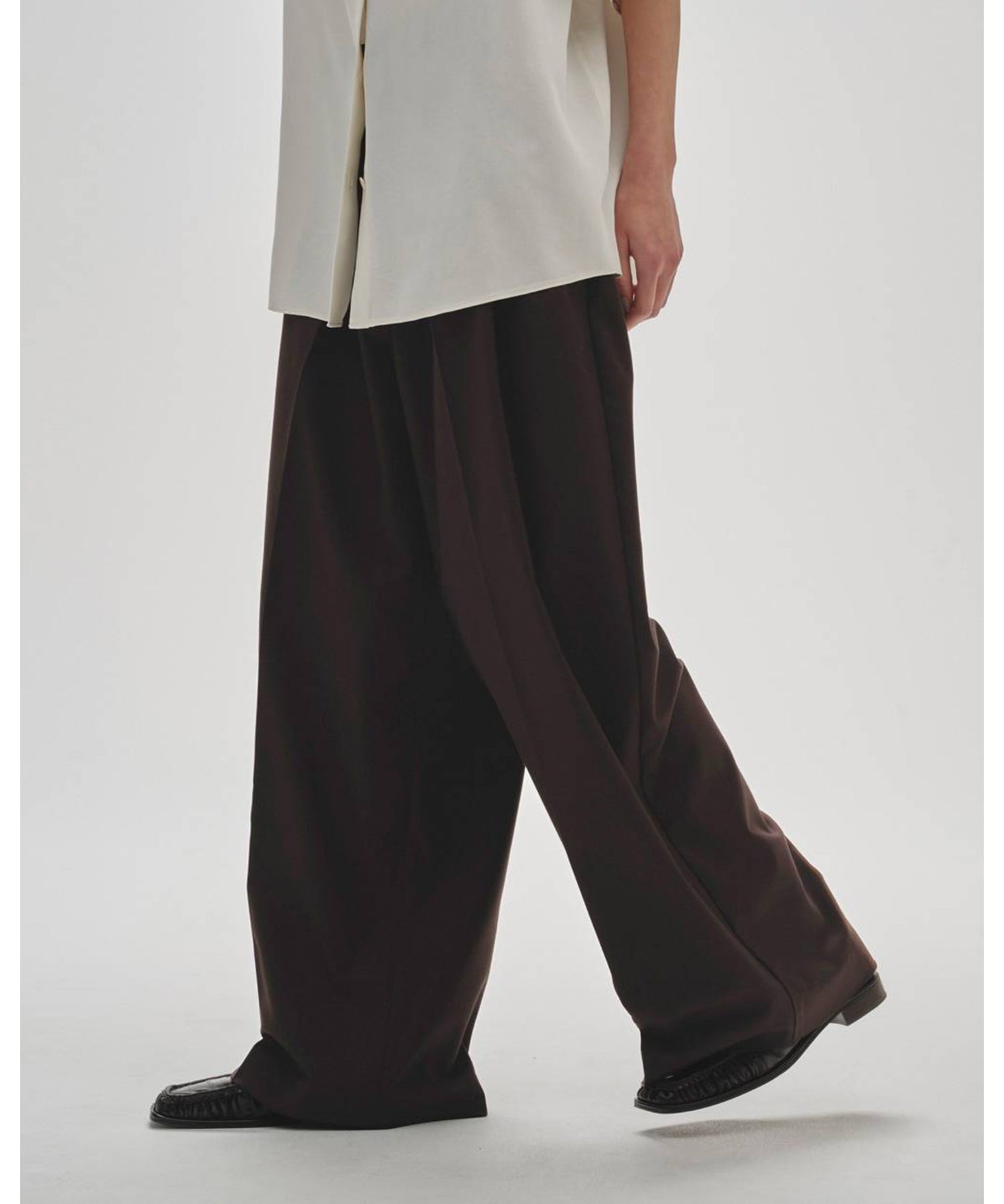 Lightweight Tuck Trousers