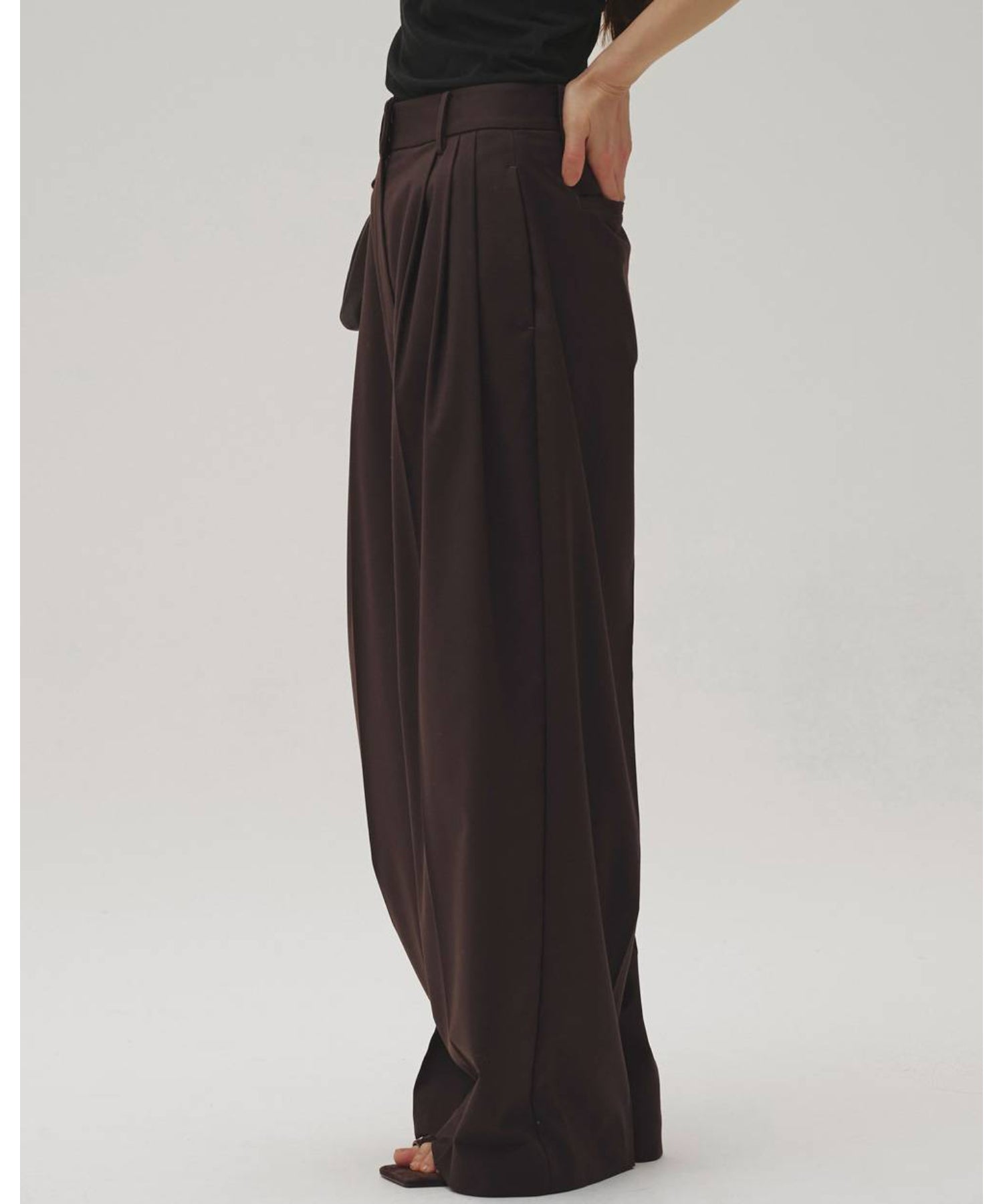 Lightweight Tuck Trousers