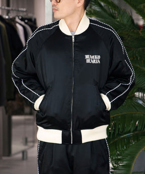 スカジャンを着た男性の画像です