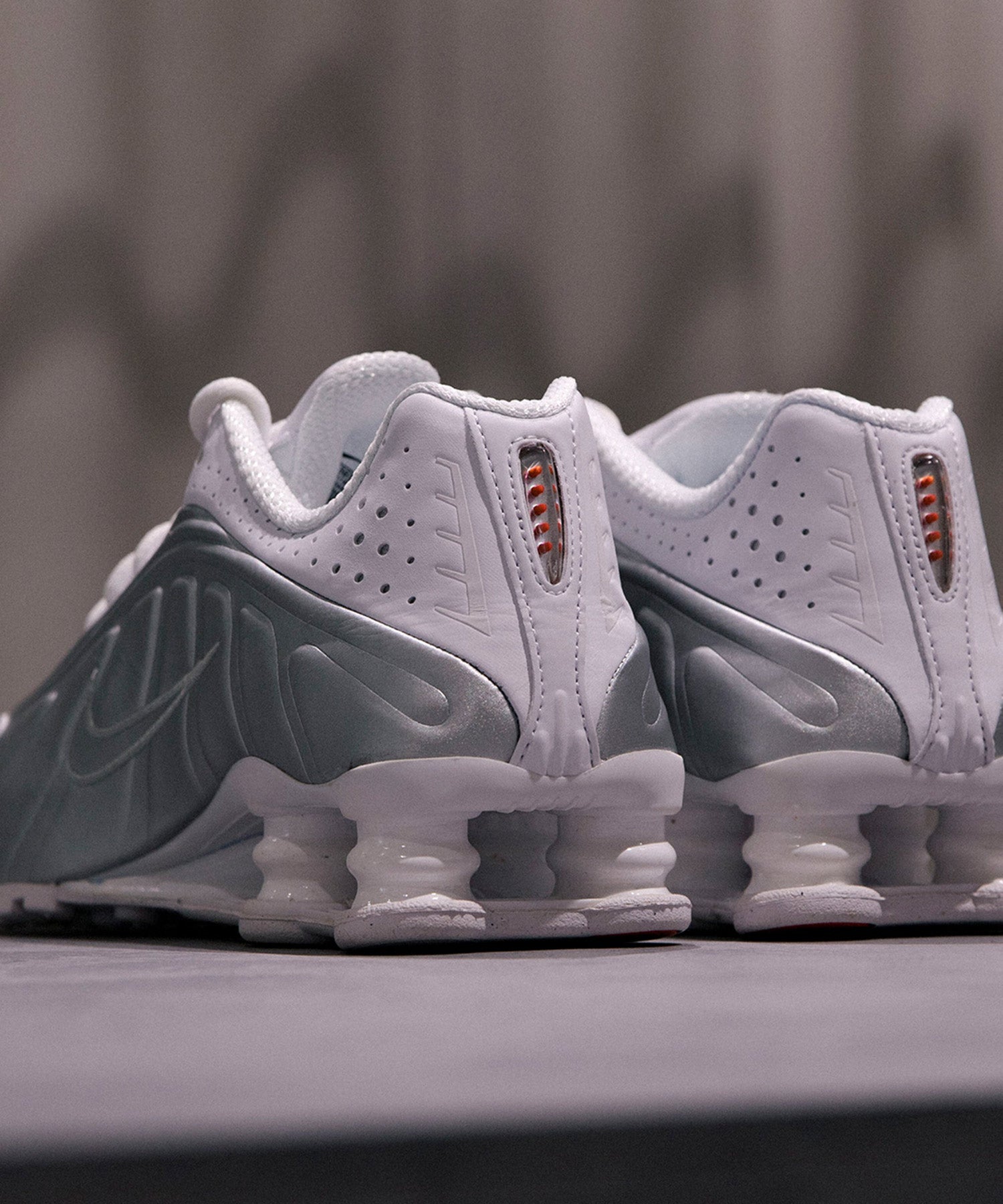 Wmns Shox R4