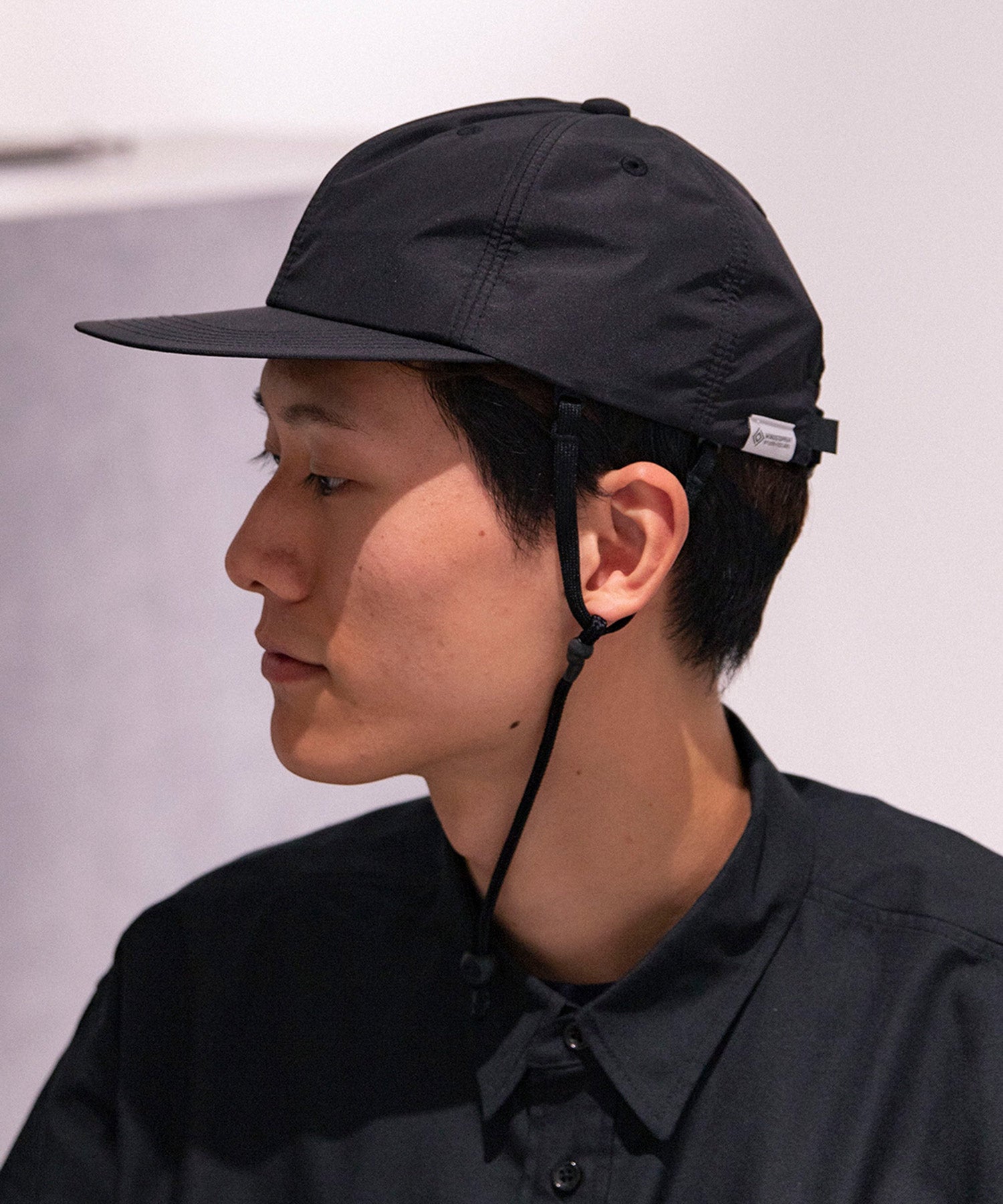 ブラックのキャップを被った男性