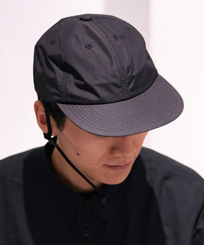 ブラックのキャップを被った男性