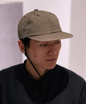 オリーブカラーのキャップを被った男性