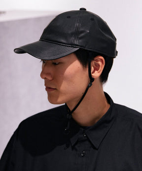 黒いフェイクレザーの帽子を被った男性