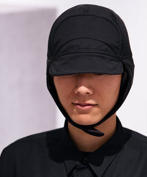 黒い耳当て付きフリースキャップを被った男性