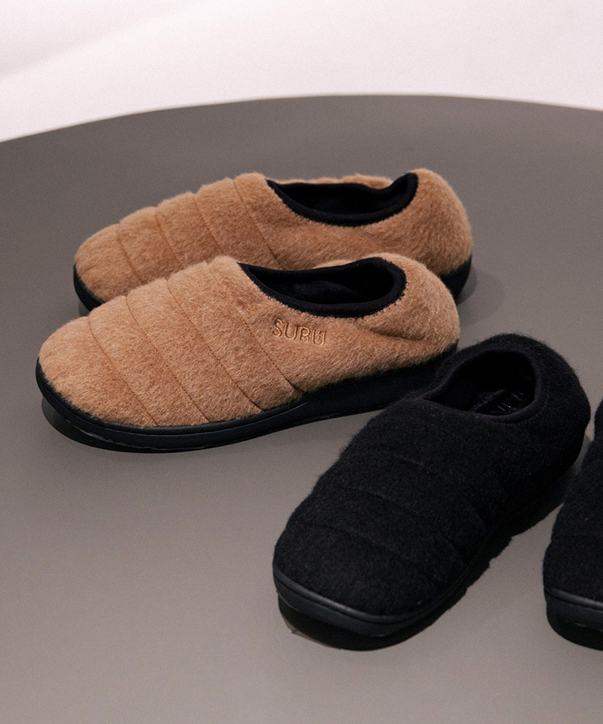 WhiteMountaineering × SUBUのコラボレーションシューズ。WOOL 'PACKABLE'の茶色と黒。