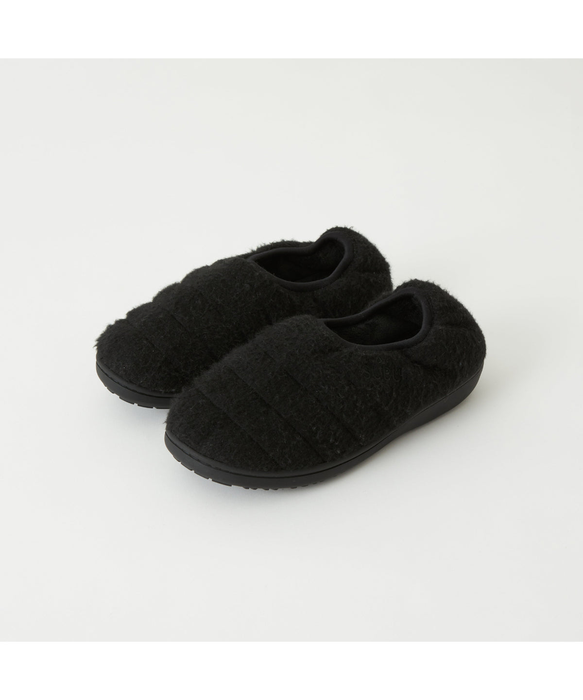 WhiteMountaineering × SUBUのコラボレーションシューズ。WOOL 'PACKABLE'の黒、斜め前からの全体像。