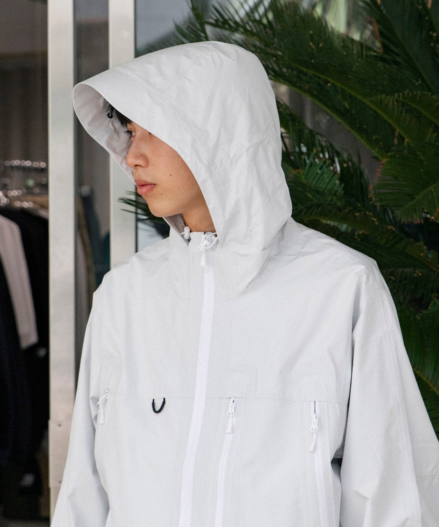 ホワイトのシェルジャケットを着た男性