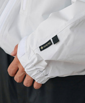 ホワイトのシェルジャケットを着た男性