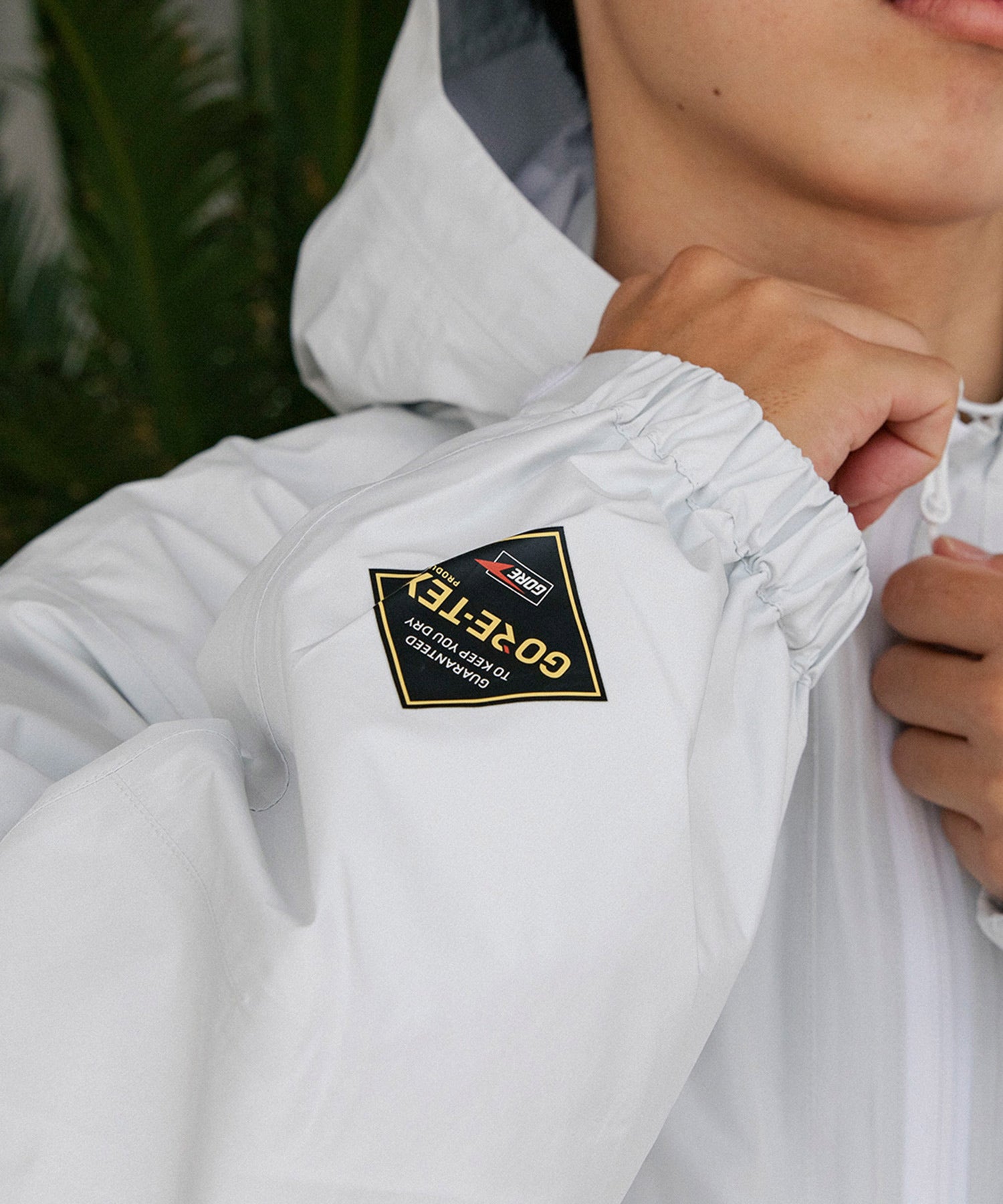 ホワイトのシェルジャケットを着た男性