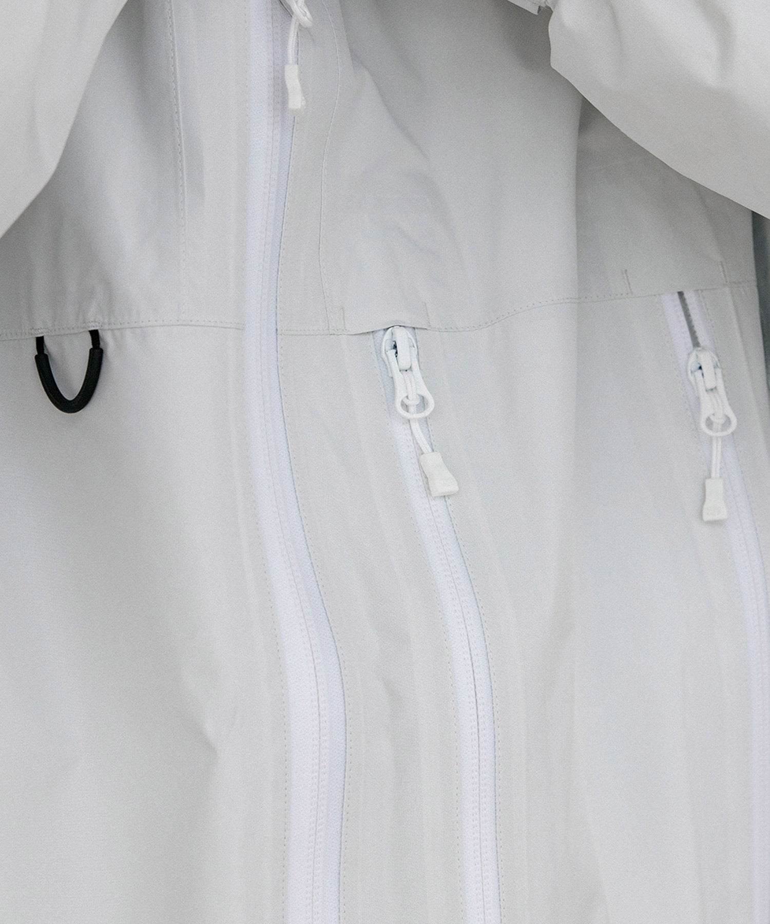 ホワイトのシェルジャケットのディティール画像