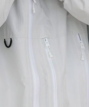 ホワイトのシェルジャケットのディティール画像