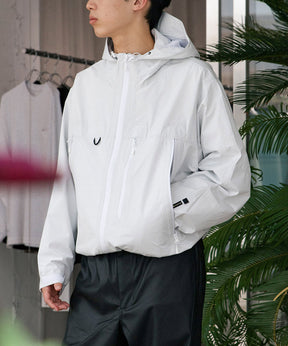 ホワイトのシェルジャケットを着た男性