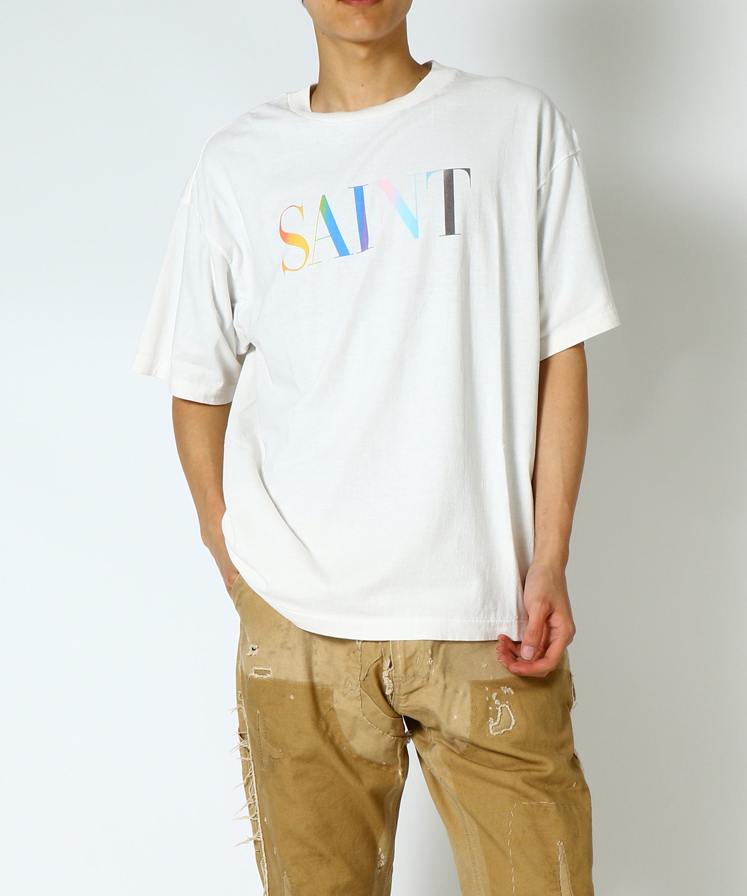 FIGURE男性スタッフ身長182cmによる「SS TEE/RAINBOW」(サイズXL)の着用画・正面