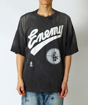 FIGURE男性スタッフ(身長184cmによる「PE_SS TEE / SNT ENEMY」(サイズXL)の着用画・正面2